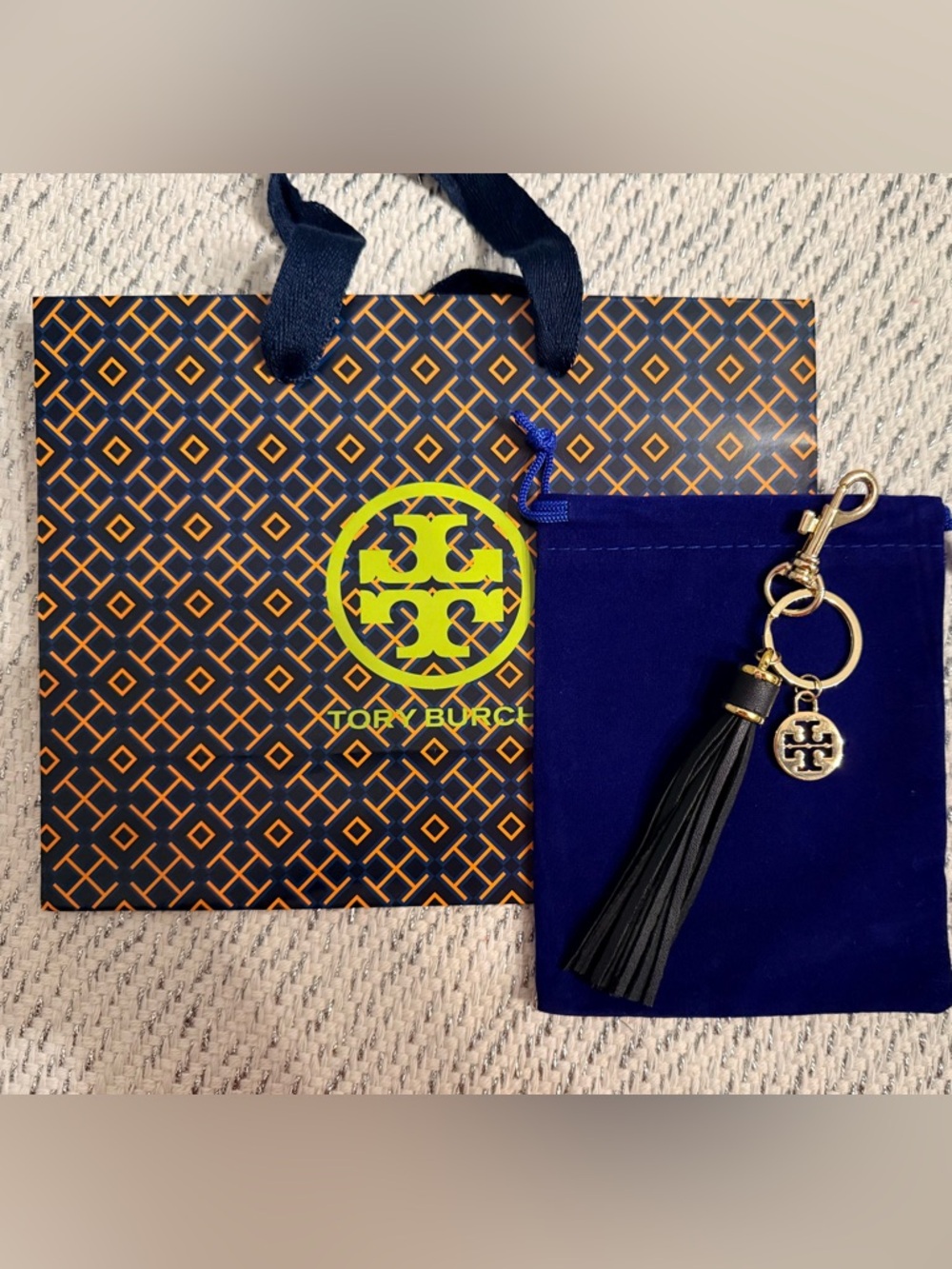 LAST ONE! 🚨 NEW. Bag charm or keychain with Tory Burch medallion + gift wrap - Picture 12 of 16